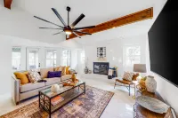 Peaceful mid-century escape with screened porch & lake access Hotels in Hudson Bend