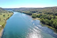 Riverside Secluded Retreat with WiFi, Riverfront, 3 Acres Hotels in Barren Fork Township