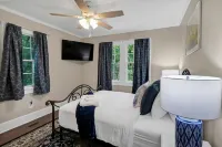 Blue Bungalow |  2BR 1BA | Lexington 렉싱턴 호텔