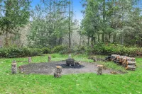 Gorgeous Wooded Retreat w/ Fireplace, Firepit, Deck, Yard, Washer/Dryer