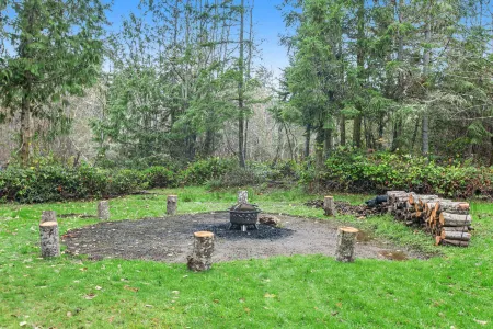 Gorgeous Wooded Retreat w/ Fireplace, Firepit, Deck, Yard, Washer/Dryer
