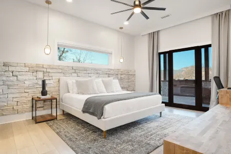 Heated Pool, Hot Tub and Putting Green Retreat - Stunning Mountain Oasis Отели в г. Резерфорд