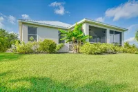 Sunroom and Serene Canal View - Bright Spacious Retreat Hotels in Cape Coral