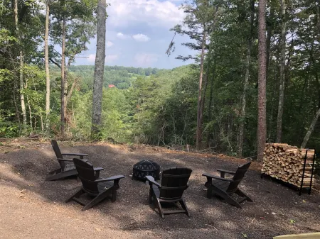 Free Activities and Hot Tub - Charming Tiny House Retreat