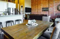Charming Loft with City Views and Modern Kitchen - Spacious Retreat