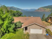 Breathtaking River Views and Cozy Comforts - Stunning Scenic Retreat