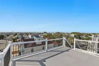 NEW 5-bedroom house 7 Houses to beach w/Elevator, Pool, Outdoor Kitchen&Fire Pit Hotels in Surf City