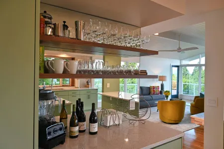 Stunning Views, Mid-Century Gem - Wine Country Haven Отели в г. Данди