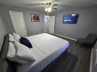 2 King Beds Near Airport - The Silver Hideaway