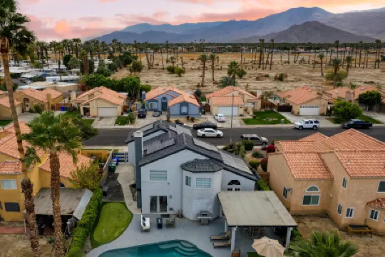 Stunning Oasis with Pool and Hot Tub - Luxury Desert Retreat
