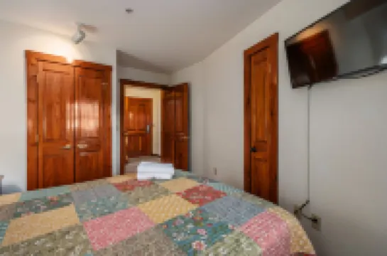 Private Balcony and Hot Tub Relaxation - Stunning Modern Retreat