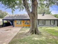 Hot Tub, Gas Fire Pit and Unique Murals - Stunning Oasis