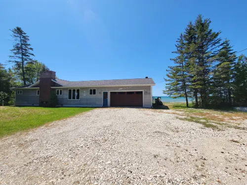 Captivating Lake Views and Spacious Beachfront - Stunning Coastal Retreat
