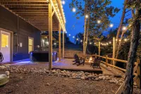 Happy Bear: Wooded Views, Fire-Pit, Game Room & Hot-Tub, Close to Attractions