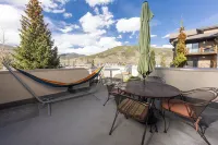 Summit County Basecamp: Escape to the Mountain Lake! Garage-Grill-In Town!