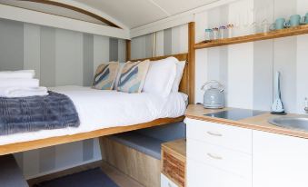 Gorgeous Shepherds Hut - Walk to Beach & Pub