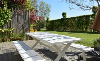 Cottage with Foosball & Garden