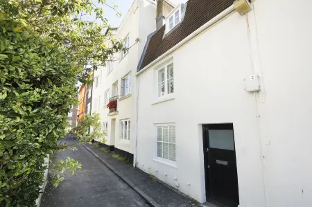 Marine Gardens - Central - by Brighton Holiday Lets