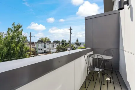 Modern Ballard Retreat – Walk to Cafes & Parks Отели рядом с достопримечательностью «Sakya Monastery of Tibetan Buddhism»