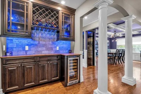 Estate Retreat in Toms River on Serene Brook with Private Island Отели рядом с достопримечательностью «Библиотека Оушен»