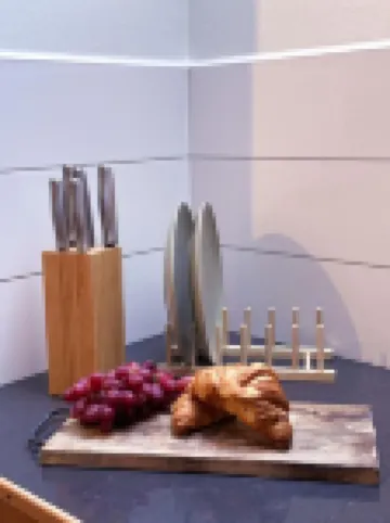 City Centre Treehouse with Backyard - Two Bedroom Apartment Hotels in 