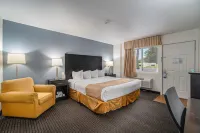 Travelodge by Wyndham Traverse City MI - parking