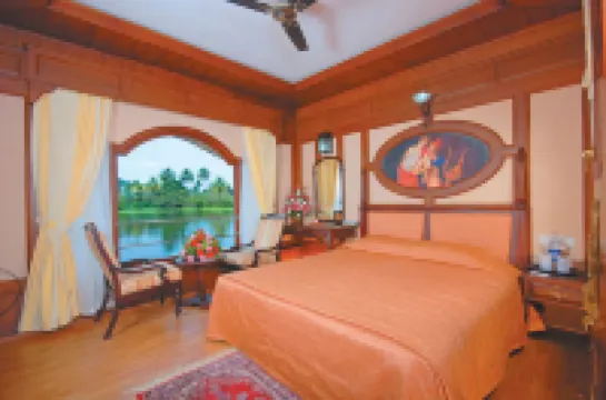 Sterling House Boat Lake Palace Alleppey