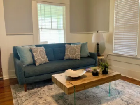 Cozy 2 BR Cottage with Inviting Sunroom, Spacious Yard and Ultimate Comfort Hotels in Kyle