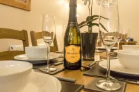 Harry's - 2 Bedroom Holiday Home - Tenby Hotels in Tenby