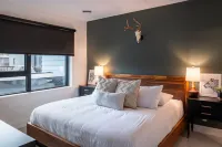 Hemlock Hangout by Revelstoke Vacations - غرفة مطلة على الجبل