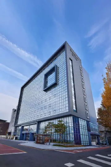 Shilla Stay Jeonju Hanok Village Отели рядом с достопримечательностью «Пхуннаммун в Чонджу»