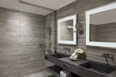 Novotel Jeddah Tahlia Street Отели рядом с достопримечательностью «Al Rahmah Mosque»