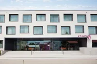Moxy Rust Hotel dekat Commedia dell'Arte