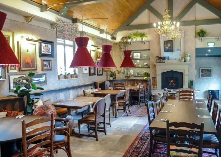 The Lion at Malpas Отели в г. Уитчерч