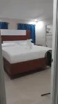 2-Bed Villa Sleeps 4 with Pool & Parking فنادق في 
