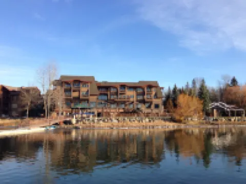 白魚鎮小屋酒店 鄰近Whitefish Lake Golf Club的酒店