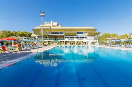 Hotel Country Club Отели рядом с достопримечательностью «Parrocchia Dei Ss. Maria Assunta e Jacopo Maggiore di Lammari»