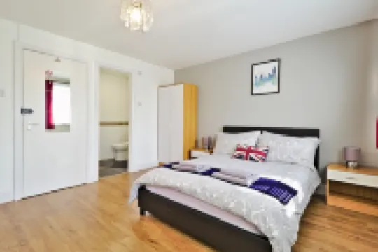 هارلينجر لودج Hotels near أبي وود