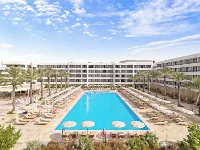 The Rif at Mangrove Beach Corendon Curacao All-Inclusive, Curio by Hilton Các khách sạn gần mural
