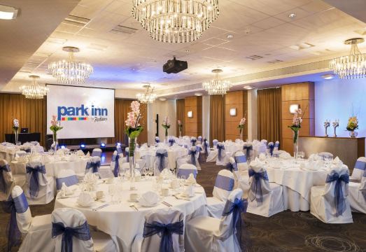 파크 인 바이 래디슨 팰리스 외관