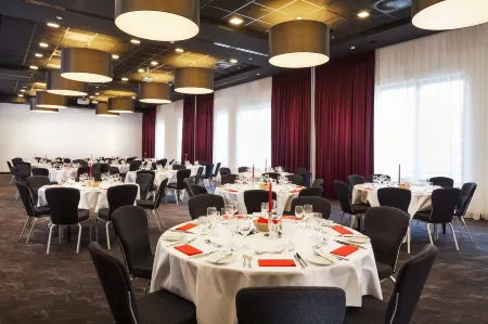 Park Inn by Radisson Leuven Отели рядом с достопримечательностью «University Library & Bell Tower»