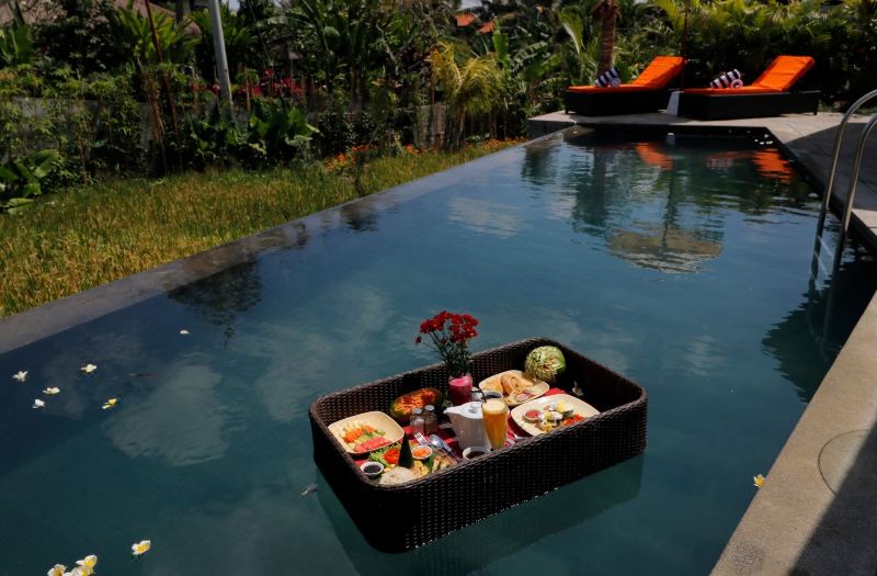 The Sender Pool Suites photo 2