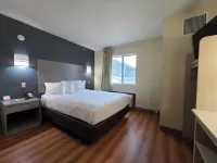 Econo Lodge - С бассейном