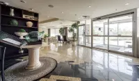 Monte Carlo Inn Airport Suites - Parking
