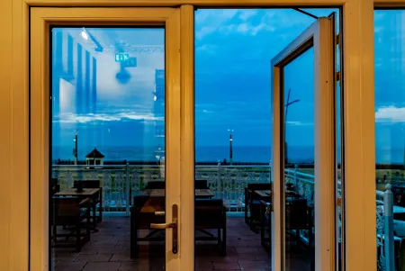 The Strand Hotel, the Former Residence of Oscar Wilde Отели в г. Leabeg Upper