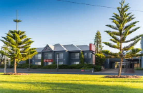 貝爾維尤市湖泊酒店