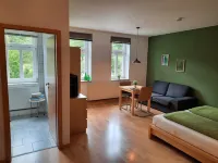 Apartments Und Bistro Zum Glasmacher - parking