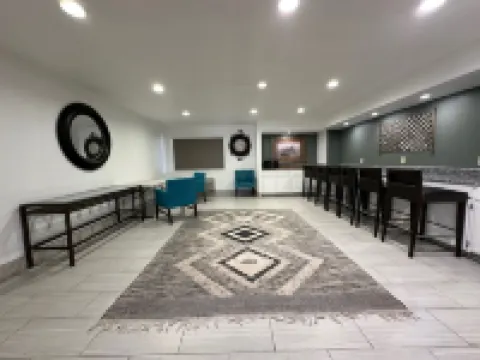 Desert Sands Inn & Suites