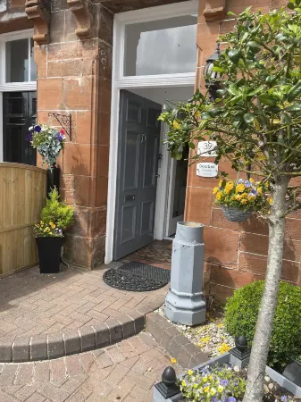 Beechwood Ensuite Guest House Отели рядом с достопримечательностью «Библиотека Форхилл Бранч»