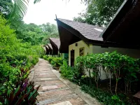Paradise Pearl Bungalows Các khách sạn gần Hang Viking
